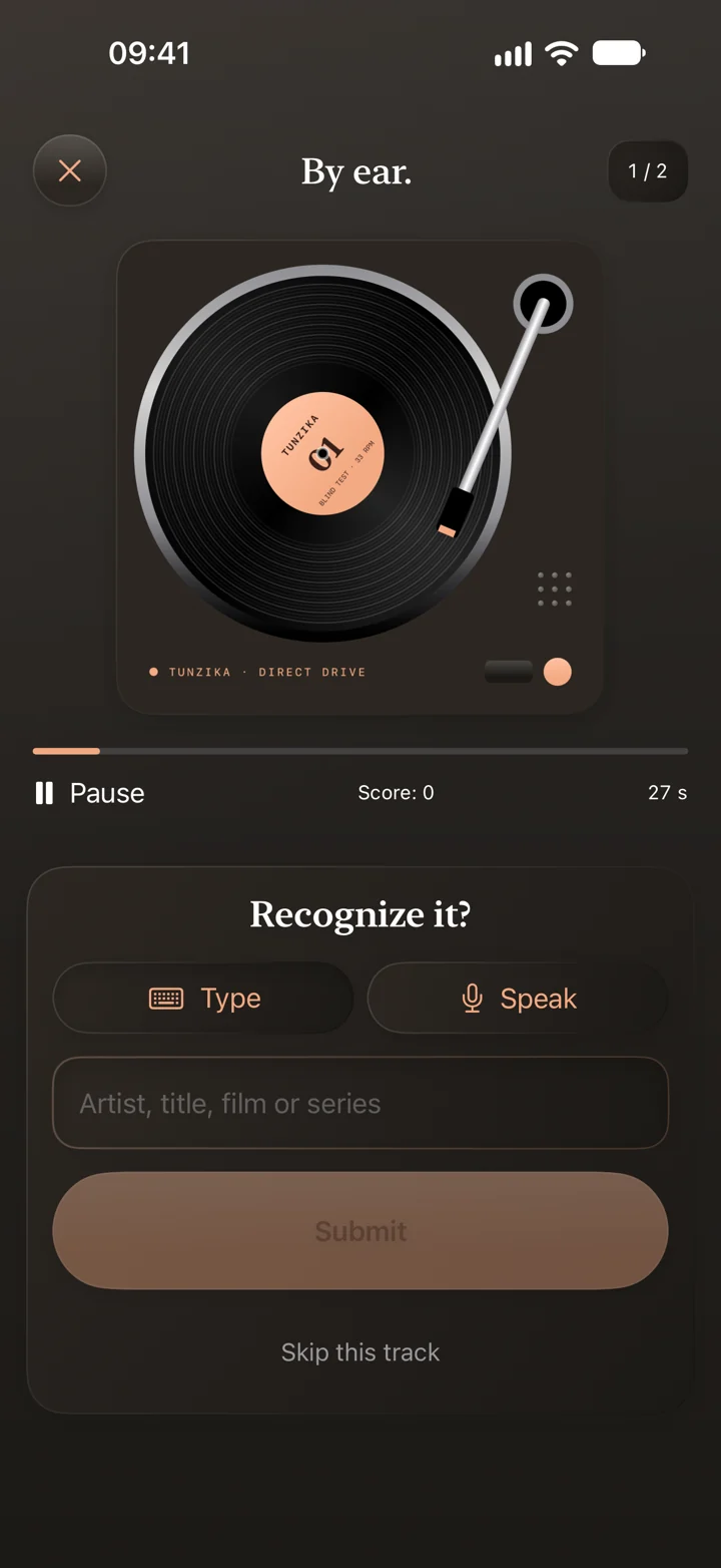 Blind Test in dark appearance with its vinyl turntable